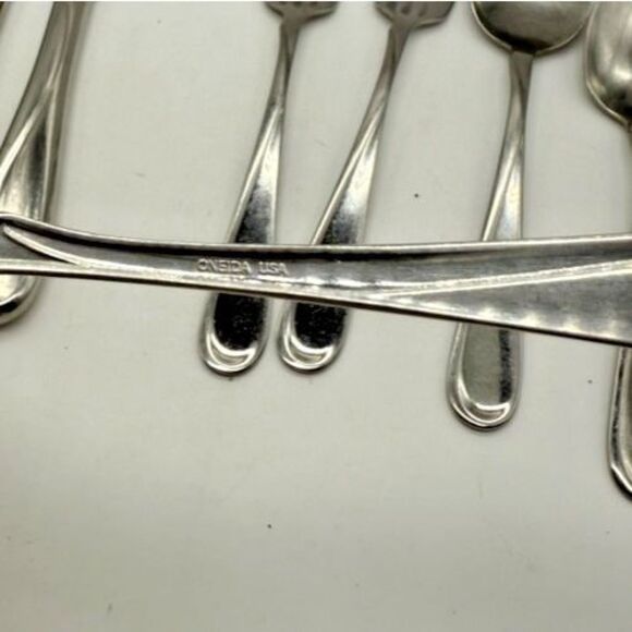 Vintage Oneida USA Stainless Flatware Set Forks Knives Spoons Silverware Utensil - Picture 3 of 5
